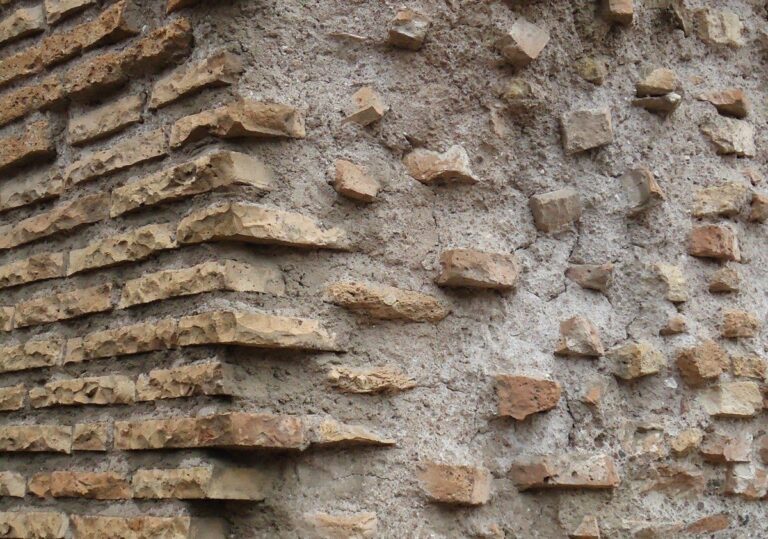 Photograph of a real Roman wall built in opus reticulatum, showing the diamond-shaped stone pattern over Roman concrete